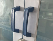  拉手：采用經過射出成型的PP材料制成，耐腐蝕性好。（藍色、白色）配雙掛扣。